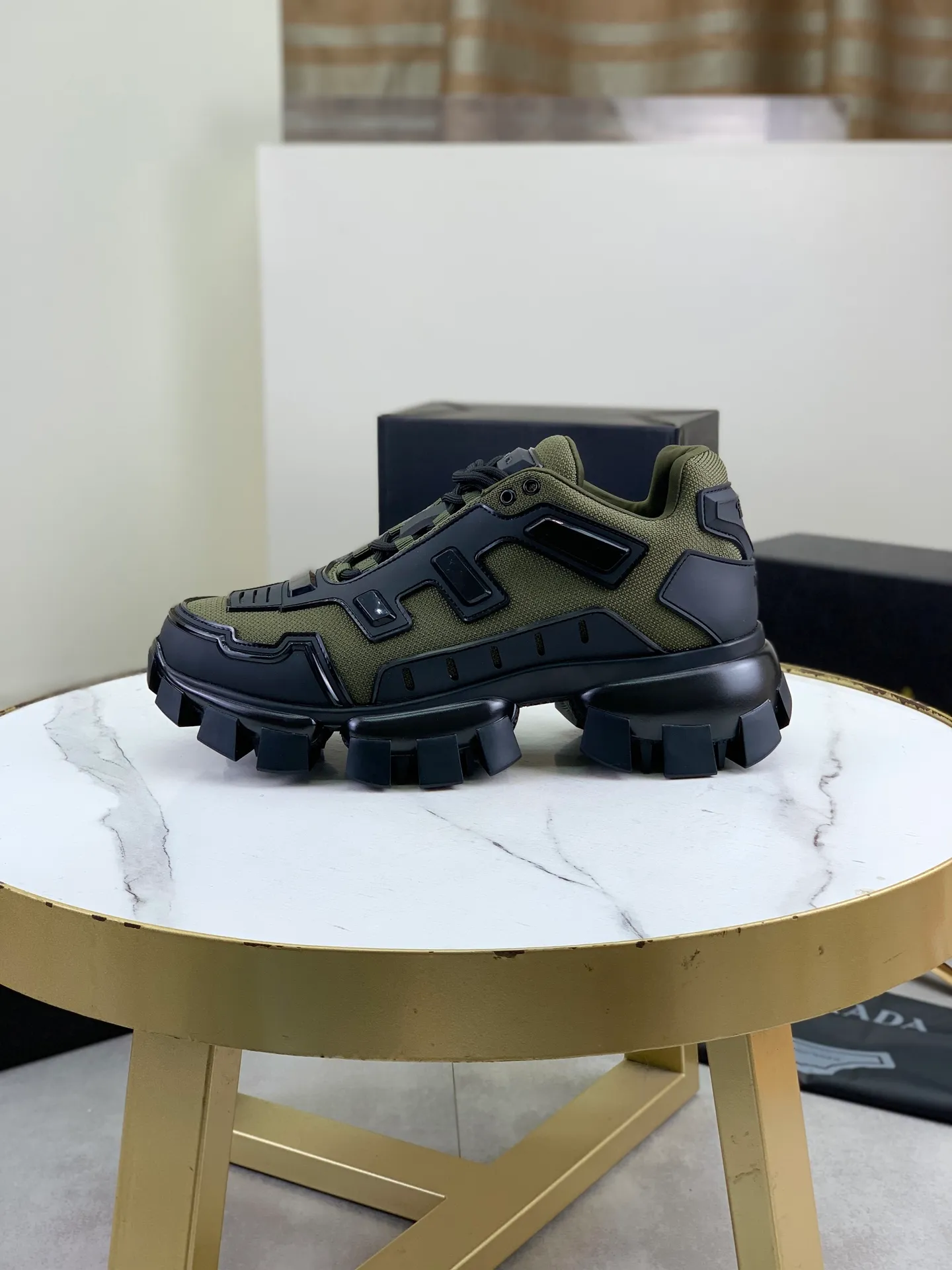 Men's Men's Shoes P660 New Top Version PRADA Prada Dark Punk Martin Rock Tank Mecha Hardcore Fighting Shoes ☑️ A century-old brand, the unique hardcore design has entered the public eye. The tank element is used as the sole design, subverting conventions, breaking the monotony, brightening the overall shape, eye-catching, and achieving a meaningless appearance. With its hard-core styling and metal accessories full of design, it unleashes an unruly punk spirit, interprets a unique and iconic style, and demonstrates the leadership level of its pioneer originator in the field of thick-soled shoes. It is the nirvana darling of major fashion weeks. 📣📣The ultra-light foam outsole solves the problem of bulkiness and is suitable for those who know the difference. ✅Fabric: Original splicing design and production ✅Inner: Original lining➕Cow leather insole. ✅Original foam combination outsole with 8cm heel height and super light weight. ✅Code number: Female 35-39 (40 is customized and non-refundable) Male 39-45 (46 and 47 are customized and non-refundable) Full package at the counter